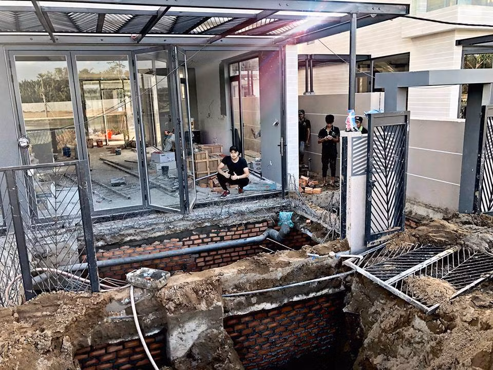 Nhìn tưởng đơn giản nhưng thực chất, quá trình xây dựng hồ vô cùng vất vả vì đất lún, hồ sâu, căn biệt thự lại được xây sẵn trên nền móng đã có trước đó nên việc thi công phải thật cẩn trọng, kĩ càng để không gây ảnh hưởng đến toàn bộ căn nhà.