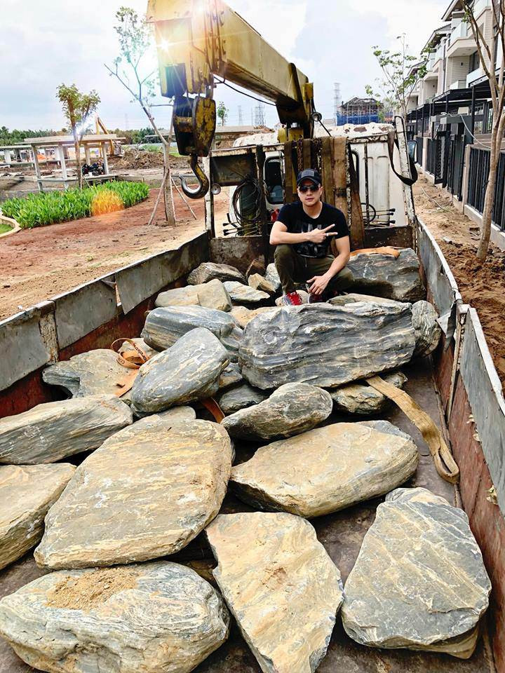 Nam ca sĩ còn hé lộ một điều khiến nhiều người bất ngờ, đó là việc trang trí hồ cá cần dùng đến 10 tấn đá tảng lớn, xếp xung quanh miệng hồ tạo cảnh quan.