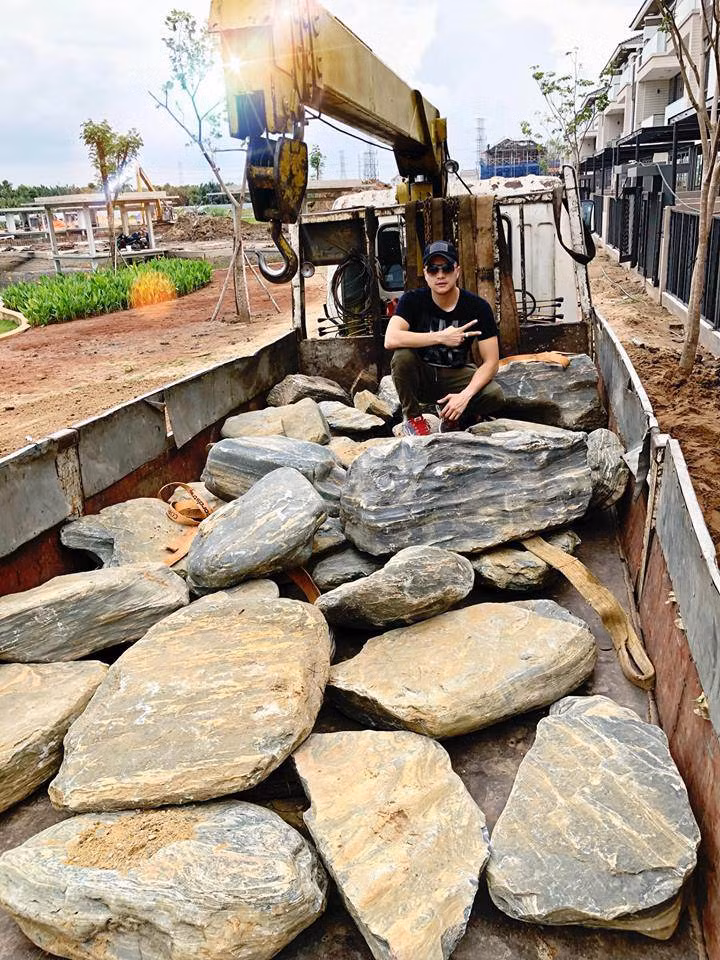 Nam ca sĩ còn hé lộ một điều khiến nhiều người bất ngờ, đó là việc trang trí hồ cá cần dùng đến 10 tấn đá tảng lớn, xếp xung quanh miệng hồ tạo cảnh quan.