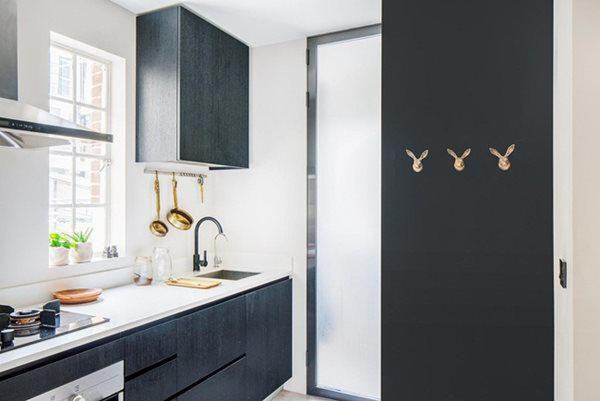 Chủ nhà muốn căn hộ phải đảm bảo được không gian mở song vẫn có được sự riêng tư. Với một căn hộ nhỏ, 2 yếu tố này thường mâu thuẫn.