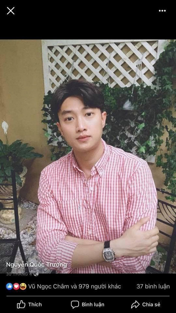 Chàng trai trong bức hình Vũ Ngọc Châm đăng tải có nét hao hao giống nam diễn viên "Về nhà đi con". Vũ Ngọc Châm liên tục "like" ảnh Quốc Trường.