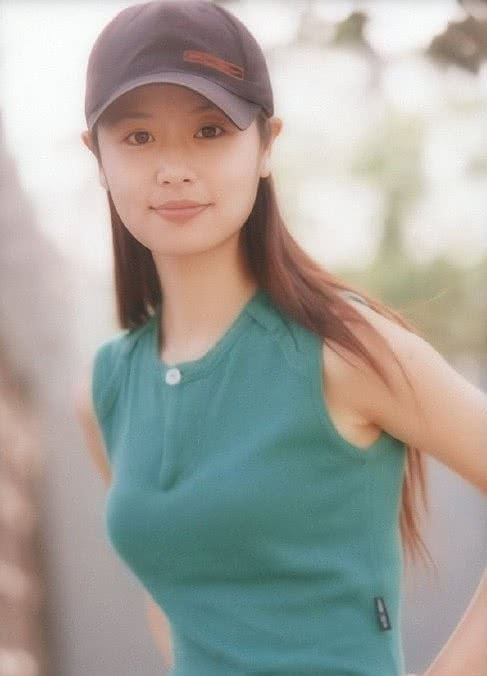 Khác với vẻ nữ tính thường thấy, Lâm Tâm Như cách đây hơn 20 năm trông cá tính, nghịch ngợm và cũng rất xinh đẹp.