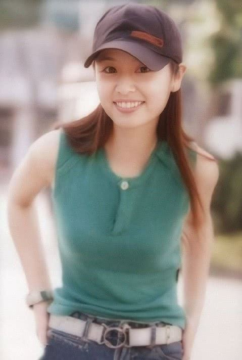 Trang QQ còn so sánh vòng eo mảnh mai của cô với giấy A4.