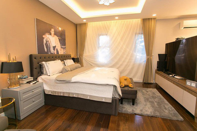 Bên cạnh khoảng diện tích sân vườn và phòng khách thiết kế theo phong cách mở thì khu vực riêng tư là phòng ngủ và phòng thay đồ của Nhật Kim Anh được decor theo lối riêng tư, tĩnh tại và ấm cúng. Nhật Kim Anh từng chia sẻ, cô đã dành nhiều tâm huyết, nhờ sự tư vấn nhiệt tình của ca sĩ Cao Thái Sơn để thực hiện những ý tưởng của mình giúp ngôi nhà trầm ấm, gần gũi hơn.