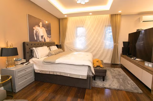 Bên cạnh khoảng diện tích sân vườn và phòng khách thiết kế theo phong cách mở thì khu vực riêng tư là phòng ngủ và phòng thay đồ của Nhật Kim Anh được decor theo lối riêng tư, tĩnh tại và ấm cúng. Nhật Kim Anh từng chia sẻ, cô đã dành nhiều tâm huyết, nhờ sự tư vấn nhiệt tình của ca sĩ Cao Thái Sơn để thực hiện những ý tưởng của mình giúp ngôi nhà trầm ấm, gần gũi hơn.