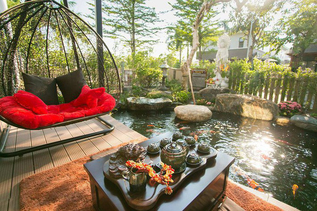 Người hâm mộ không quá ngạc nhiên khi Nhật Kim Anh không chỉ "chăm chỉ" chạy show, đóng phim mà còn theo đuổi con đường kinh doanh. Năm 2018 cũng là mốc đánh dấu bước chuyển mình rõ rệt trong sự nghiệp khi cô đã thử sức mình liên tiếp với nhiều lĩnh vực khác nhau. Ảnh: Góc vườn đẹp như mơ trong ánh nắng chiều.