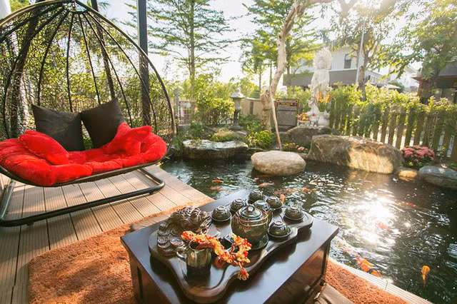 Người hâm mộ không quá ngạc nhiên khi Nhật Kim Anh không chỉ "chăm chỉ" chạy show, đóng phim mà còn theo đuổi con đường kinh doanh. Năm 2018 cũng là mốc đánh dấu bước chuyển mình rõ rệt trong sự nghiệp khi cô đã thử sức mình liên tiếp với nhiều lĩnh vực khác nhau. Ảnh: Góc vườn đẹp như mơ trong ánh nắng chiều.