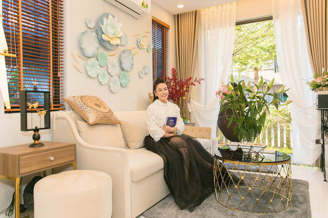 Biệt thự của Nhật Kim Anh được thiết kế các không gian mở với những khung cửa kính trong suốt, hướng mình ra bên ngoài, nơi có hồ cá Koi xinh đẹp và những tảng đá, điểm nhấn cây xanh theo phong cách Nhật. Toàn bộ sân vườn của cô được tư vấn và cải tạo bởi một KTS nổi tiếng. Đây cũng là khoảng không gian mà Nhật Kim Anh cảm thấy tịnh tâm, yên bình mỗi khi về nhà. Ảnh: Không gian phòng khách được decor sang trọng với màu trung tính.