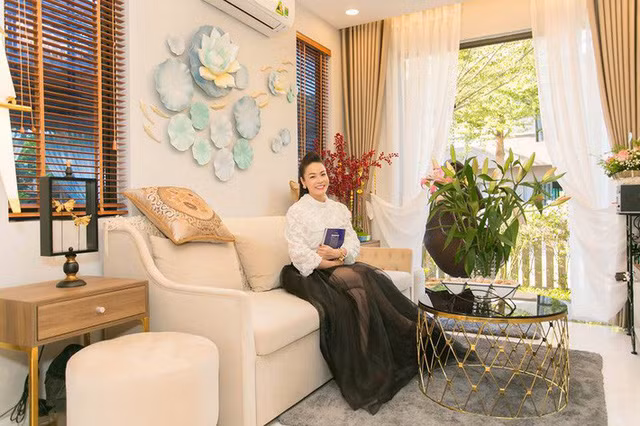 Biệt thự của Nhật Kim Anh được thiết kế các không gian mở với những khung cửa kính trong suốt, hướng mình ra bên ngoài, nơi có hồ cá Koi xinh đẹp và những tảng đá, điểm nhấn cây xanh theo phong cách Nhật. Toàn bộ sân vườn của cô được tư vấn và cải tạo bởi một KTS nổi tiếng. Đây cũng là khoảng không gian mà Nhật Kim Anh cảm thấy tịnh tâm, yên bình mỗi khi về nhà. Ảnh: Không gian phòng khách được decor sang trọng với màu trung tính.