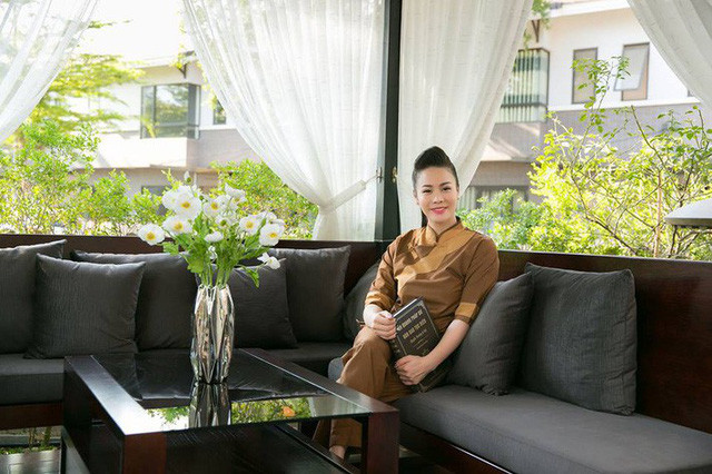 Để tận hưởng không khí trong lành, mát mẻ, xung quanh hồ cá Koi được thiết kế xích đu, bàn trà. Phòng khách, nơi ăn uống cũng được thiết kế hướng ra bên ngoài để mọi người dễ dàng tận hưởng cảm giác thoáng đãng, gần gũi với thiên nhiên. Toàn bộ nội thất đều được bài trí theo hai gam màu chủ đạo, đầy cá tính là trắng và đen. Những gam màu dịu dàng, trung tính được decor một cách khéo léo để cân bằng vẻ đẹp ngọt ngào, sang trọng của biệt thự. Ảnh: Góc nhỏ xinh xắn hướng ra khoảng sân vườn xanh tươi.