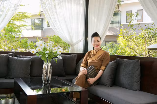 Để tận hưởng không khí trong lành, mát mẻ, xung quanh hồ cá Koi được thiết kế xích đu, bàn trà. Phòng khách, nơi ăn uống cũng được thiết kế hướng ra bên ngoài để mọi người dễ dàng tận hưởng cảm giác thoáng đãng, gần gũi với thiên nhiên. Toàn bộ nội thất đều được bài trí theo hai gam màu chủ đạo, đầy cá tính là trắng và đen. Những gam màu dịu dàng, trung tính được decor một cách khéo léo để cân bằng vẻ đẹp ngọt ngào, sang trọng của biệt thự. Ảnh: Góc nhỏ xinh xắn hướng ra khoảng sân vườn xanh tươi.