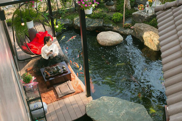 Sau những nỗ lực miệt mài ấy, bà mẹ trẻ cảm thấy tạm hài lòng với thành quả hiện tại, căn biệt thự được thiết kế theo phong cách hiện đại mang hơi hướng tân cổ điển. Tổ ấm mới nằm trong khu cao cấp và được nhiều người định giá gần triệu đô. Ảnh: Hiên nhà được decor ấn tượng.