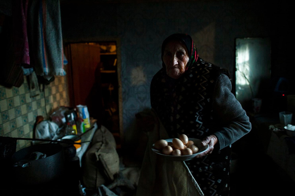 Bà Praskovie Afanesievna và chồng mình là Alexander chưa hề rời khỏi ngôi nhà của mình kể từ khi thảm họa xảy ra cách đây hơn 30 năm, dù cho nơi họ sinh sống nằm bên trong vùng cách ly - khu vực có bán kính 30 km tính lò phản ứng số 4 của nhà máy điện hạt nhân Chernobyl, nơi xảy ra vụ nổ.