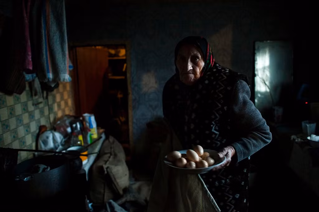 Bà Praskovie Afanesievna và chồng mình là Alexander chưa hề rời khỏi ngôi nhà của mình kể từ khi thảm họa xảy ra cách đây hơn 30 năm, dù cho nơi họ sinh sống nằm bên trong vùng cách ly - khu vực có bán kính 30 km tính lò phản ứng số 4 của nhà máy điện hạt nhân Chernobyl, nơi xảy ra vụ nổ.