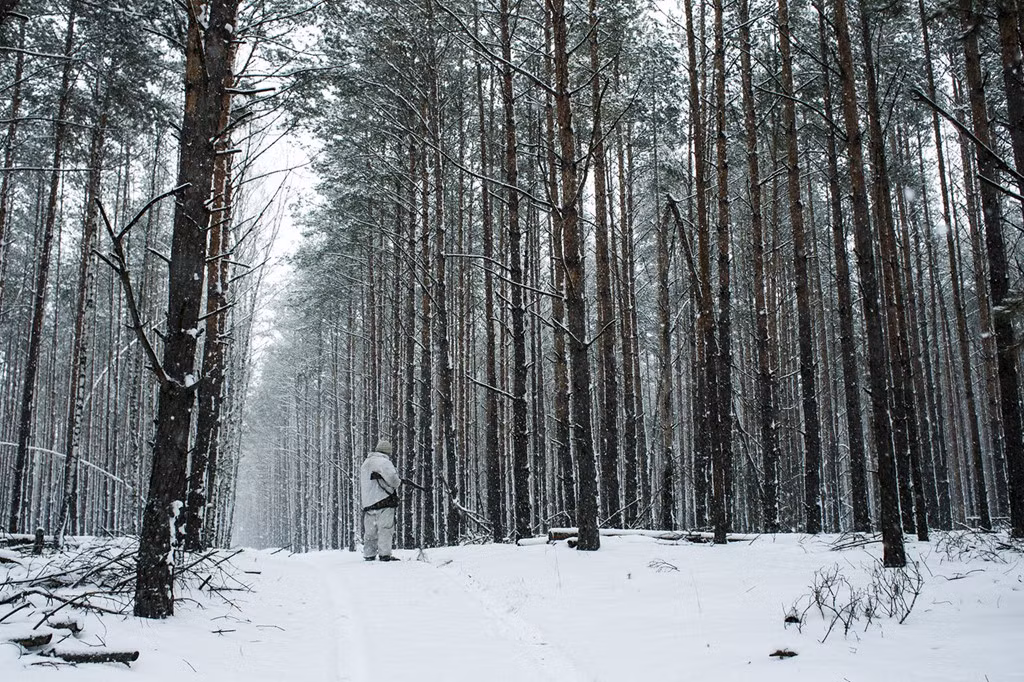 Một thợ săn đang đi săn sói ở vùng rìa của khu vực cách ly. Kể từ khi thảm họa hạt nhân xảy ra, vùng đất này vắng bóng con người và đó là lý do các loài động vật hoang dã, bao gồm chó sói, phát triển mạnh về số lượng.