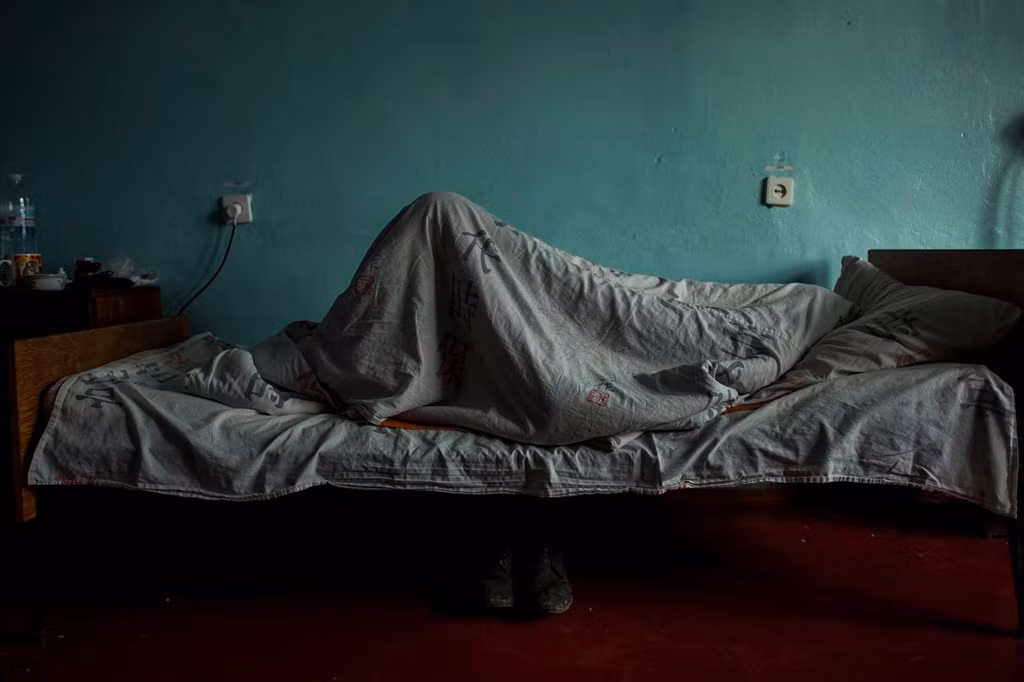 Một bệnh nhân đang được điều trị bệnh liên quan đến nhiễm phóng xạ tại bệnh viện Ivankiv ở Ukraine. Cây cối bên trong vùng cách ly sẽ hút phóng xạ từ đất và đi vào cơ thể người dân, khiến họ hấp thụ các chất như cesium 137 và strontium 90.