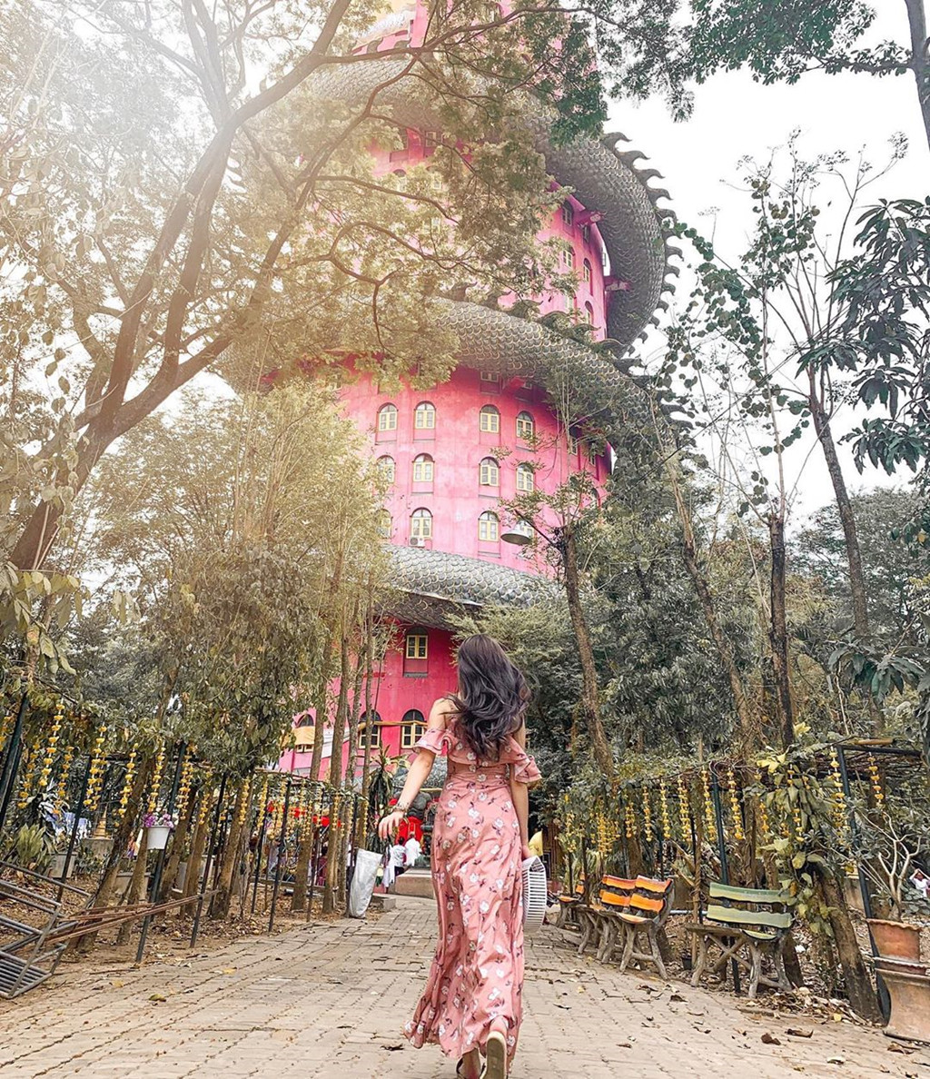 Sander và Mariska, 2 travel blogger đi khắp Thái Lan, nói rằng ngôi chùa được bao quanh bởi những khu vườn tươi tốt. Không gian ở đây tĩnh lặng và bình yên. Người dân địa phương coi ngôi chùa là một trong những viên đá quý ẩn giấu của quận. Ảnh: Candicedshaw, Jaclyne_tongyin.