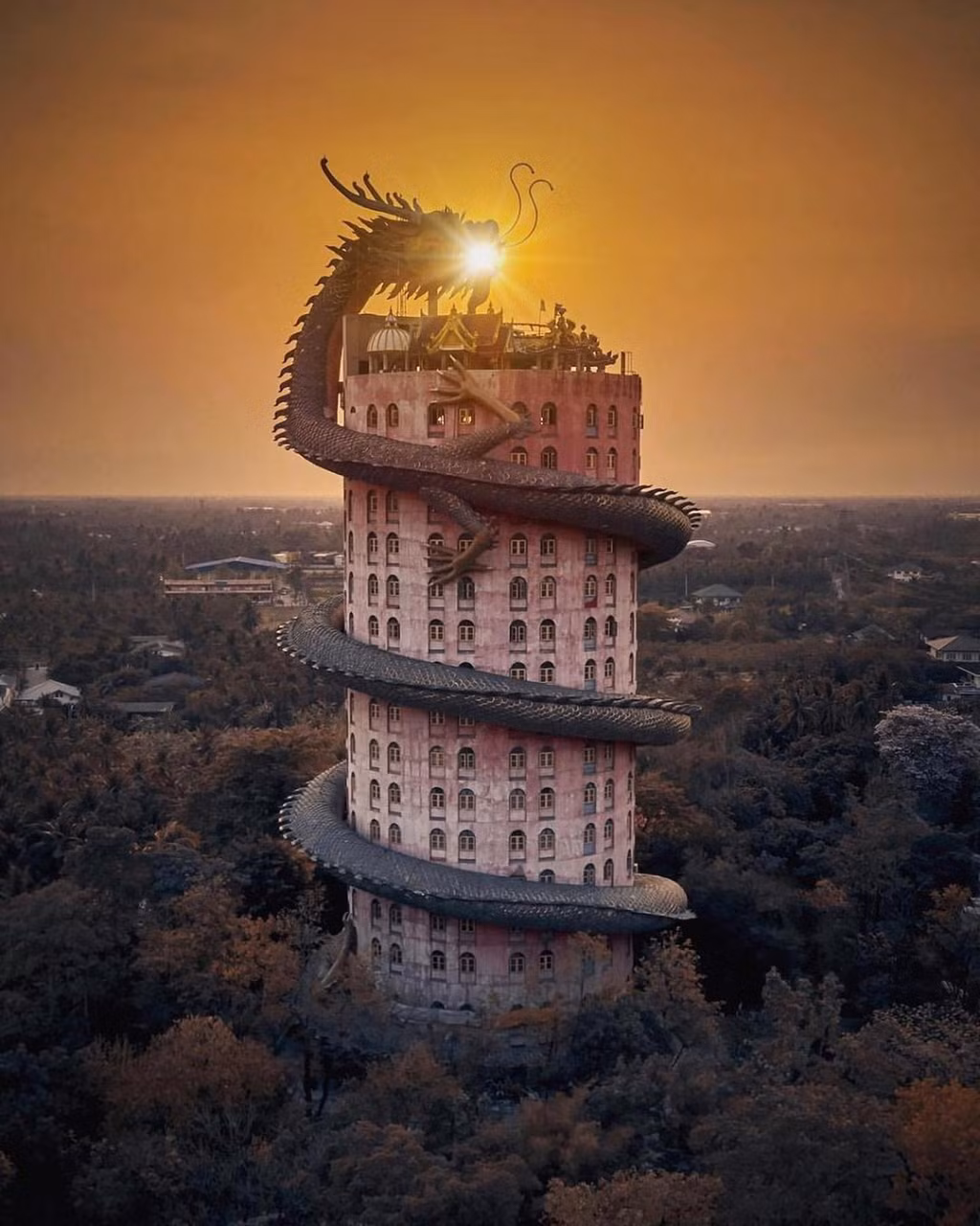 Chùa có khoảng 17 tầng, thiết kế theo dạng hình trụ và được sơn hoàn toàn bằng màu hồng. Nét đặc sắc hút mắt người nhìn đầu tiên là tác phẩm điêu khắc rồng khổng lồ quấn quanh tòa nhà từ dưới đất lên đến đỉnh. Con rồng màu xanh, được làm từ sắt và sợi thủy tinh, bên trong hoàn toàn rỗng. Ảnh: Picdeer, Picfair.