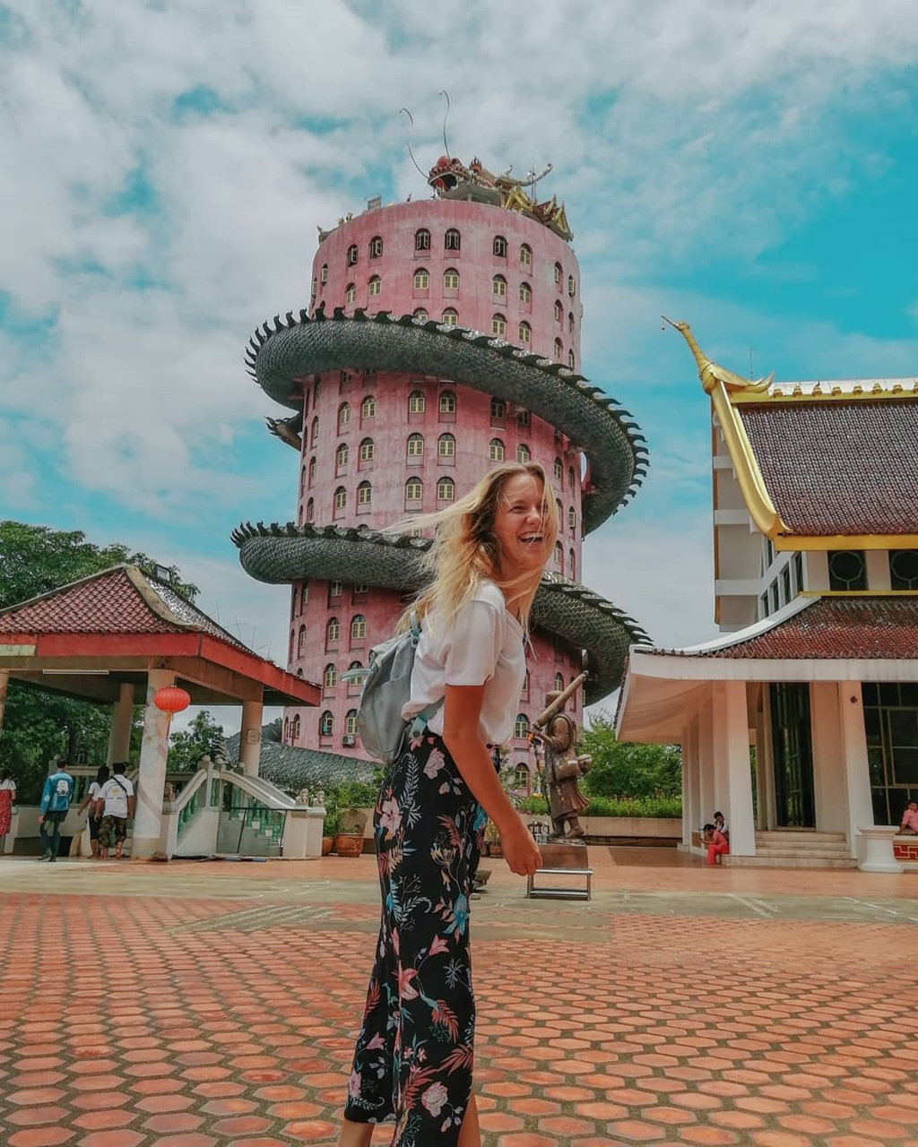 Ngôi đền sau đó được xây dựng theo ý tưởng đó với độ cao 80 m để thể hiện tuổi của Đức Phật khi ông qua đời. Con rồng là cầu thang dẫn lên tới đỉnh tòa nhà. Tuy nhiên, công trình này dần xuống cấp. Do đó, đường hầm và thang máy riêng đã được bổ sung phục vụ du khách tham quan. Ảnh: Charlineler.