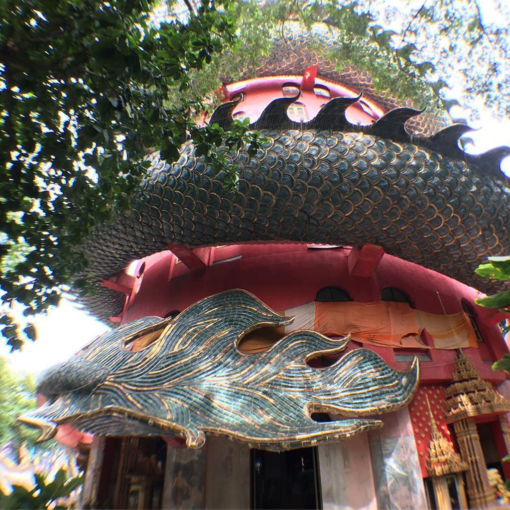 Hình tượng rồng vây lấy tòa nhà vẫn còn là bí ẩn chưa có lời giải cho đến ngày nay. Ngôi chùa nằm ở ngoại ô, cách thủ đô Bangkok hơn 40 km. Vị trí thuận tiện giúp bạn dễ dàng ghé thăm địa điểm du lịch này. Là chùa nhỏ, ít được biết đến ở Thái Lan, nơi đây sở hữu không gian yên tĩnh và thanh bình. Ảnh: Takachuchu.