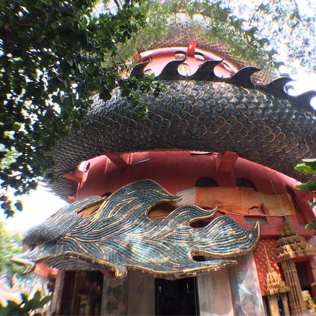 Hình tượng rồng vây lấy tòa nhà vẫn còn là bí ẩn chưa có lời giải cho đến ngày nay. Ngôi chùa nằm ở ngoại ô, cách thủ đô Bangkok hơn 40 km. Vị trí thuận tiện giúp bạn dễ dàng ghé thăm địa điểm du lịch này. Là chùa nhỏ, ít được biết đến ở Thái Lan, nơi đây sở hữu không gian yên tĩnh và thanh bình. Ảnh: Takachuchu.