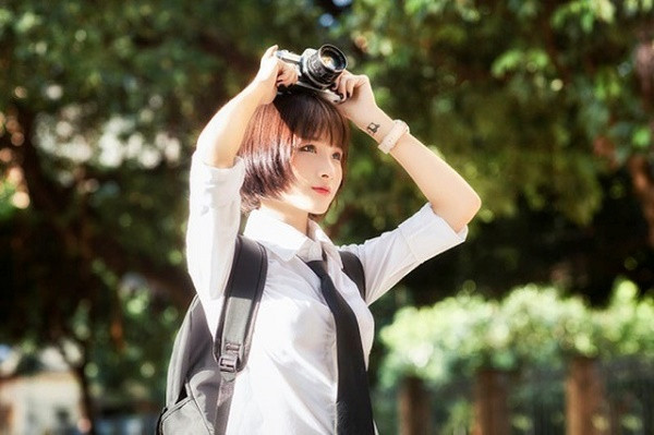 Dù chỉ diện quần jean kết hợp cùng áo sơ mi thắt thêm cà vạt đen nhưng Gia Linh vẫn toát lên nét nữ tính nhẹ nhàng như nắng ban mai. Những khuôn hình này được nhiếp ảnh gia Lê Phương Nam ghi lại. Trên mạng xã hội Gia Linh không thường xuyên đăng tải những hình ảnh cá nhân, nhưng một khi đã “lộ diện” thì luôn nhận về “cơn mưa lời khen” bởi sự xinh đẹp của mình. Hiện tại Linh chỉ mong muốn có một cuộc sống bình yên, học tập, rèn luyện thật tốt và trải qua những năm tháng học sinh với những kỷ niệm thật đáng nhớ.