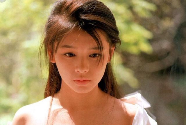 Năm 1994, cô tham gia bộ phim Thiên sứ tâm, câu khách bằng những cảnh lộ da thịt. Năm 1995, Từ Nhược Tuyên phát hành bộ sách ảnh khiêu dâm mang tên Angel Heart, nhờ đó cô nổi tiếng khắp Đài Loan, Hong Kong, Nhật Bản. Sau đó, nữ diễn viên còn phát hành thêm 2 cuốn sách ảnh khác là Venus và Angel. Đồng thời, cô cũng đóng 2 bộ phim cấp 3 Devil Angel và Angel Heart, với nhiều cảnh quay táo bạo. Từ đó, cô nổi danh với tên gọi "nữ thần tình dục".