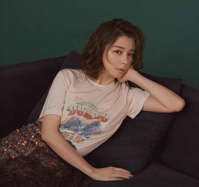 Quá khứ đóng phim nóng khiến Từ Nhược Tuyên lận đận đường tình duyên và bị tai tiếng mãi về sau này. Người đẹp được nhiều chàng trai vây quanh và từng công khai tình cảm với Ngô Kỳ Long, Ngô Kiến Hào, nghệ sĩ Nhật Bản Sugizo, thiếu gia Hạ Tích Kính... Nhưng các mối tình đều không có kết quả. Phía nhà trai đều không chấp nhận quá khứ của Từ Nhược Tuyên và các mối tình dần từ bỏ cô.