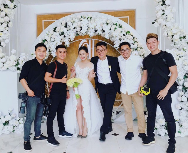 "Là anh em bạn bè bao nhiêu năm, quý nhau rồi thương nhau lúc nào không hay. Cuộc đời bao nhiêu thứ hỗn loạn, cay độc thì kiếm một người thông cảm thì khó biết bao nhiêu? Không giữ lại bên cạnh thì quả là ngu dốt lắm..Chồng em là con nhà GIÀU: GIÀU tình cảm mọi người ạ, anh vẫn là nhân viên làm công ăn lương như em. Không phải đại gia đại giẻ gì đâu", Kiều Oanh chia sẻ trên trang cá nhân.