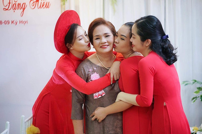 Ngày 26/10, trên mạng xã hội lan truyền loạt hình ảnh Kiều Oanh - vợ cố người mẫu Duy Nhân - trong ngày vu quy sau 4 năm chịu tang chồng. Trong giây phút trọng đại, Kiều Oanh diện áo dài đỏ, gương mặt rạng ngời hạnh phúc.