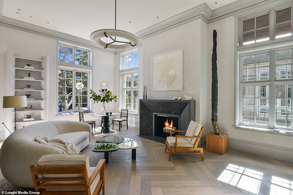 Biệt thự đang được rao bán 30 triệu USD (tương đương gần 700 tỷ đồng). Ron Jankov mua lại biệt thự và tiến hành cải tạo. Chủ nhân đầu tiên mô phỏng biệt thự theo lâu đài Le Petit Trianon trong khuôn viên cung điện Versailles. Biệt thự đang được rao bán 30 triệu USD (tương đương gần 700 tỷ đồng).