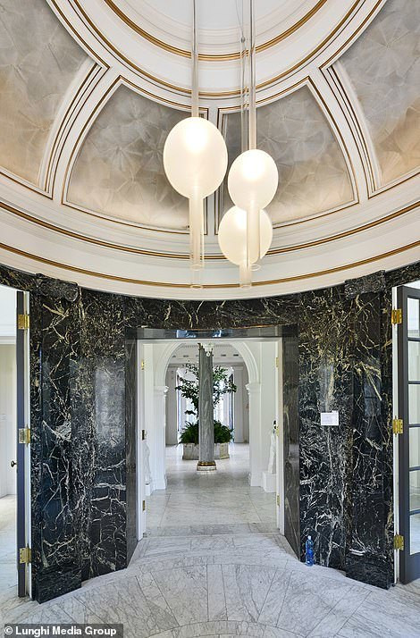 Chủ nhân đầu tiên của biệt thự là Marcus Koshland. Marcus là một doanh nhân giàu có, chuyên kinh doanh xuất khẩu len, da và lông thú. Sau trận động đất năm 1906, biệt thự được sửa chữa và gia đình Koshland ở đây tới năm 1953. Ron Jankov mua lại với giá 12 triệu USD, ông cho tu sửa, cải tạo lại Năm 2007, biệt thự được Halsey Minor, người đồng sáng lập công ty CNET mua. Giá của biệt thự giảm mạnh khi xảy ra khủng hoảng tài chính năm 2008 khiến ông bỏ hoang căn nhà.