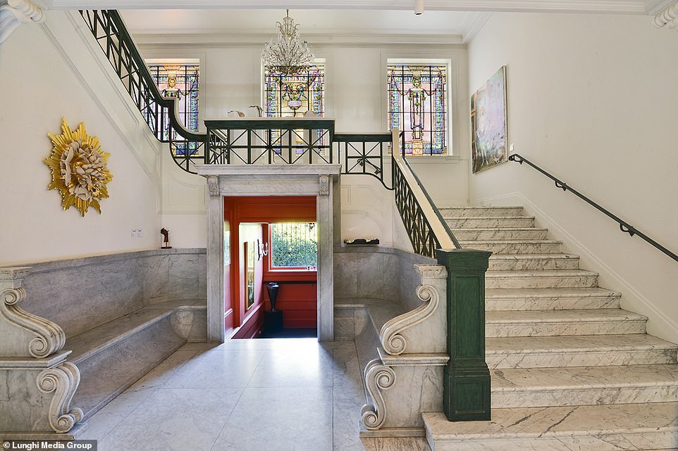 Địa điểm này trở thành nơi thu hút những người đi ván trượt tụ tập. Một người vô gia cư đến đây sống trong nhiều tháng và lấy cắp những tác phẩm nghệ thuật còn sót lại.