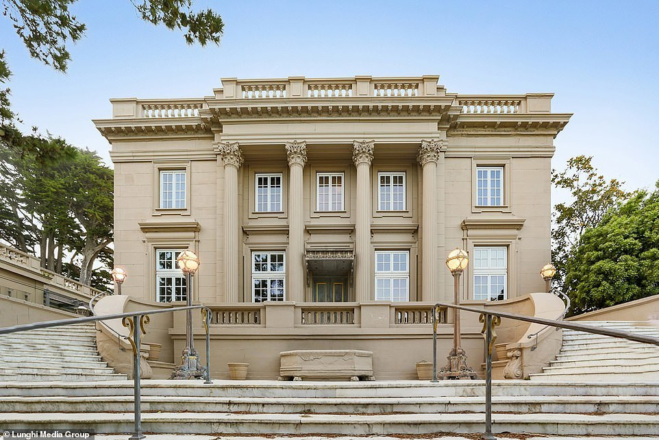 Biệt thự Koshland House, San Francisco, Mỹ có 9 phòng ngủ, 6 phòng tắm, 2 nhà bếp được xây dựng từ đầu thế kỷ 20. Biệt thự từng bị phá hủy một phần trong trận động đất xảy ra năm 1906 ở San Francisco. Kiến trúc mô phỏng theo lâu đài Le Petit Trianon trong khuôn viên cung điện Versailles, Pháp.