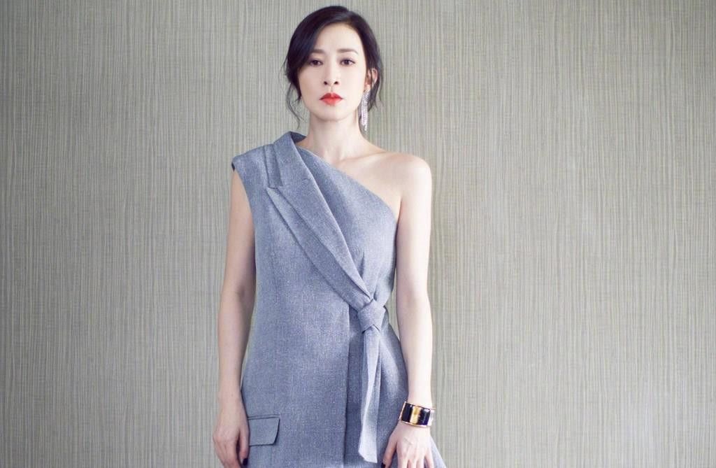 Xa Thi Mạn: Sự nghiệp thăng hoa nhưng đường tình duyên của nữ diễn viên lại không mấy suôn sẻ. Điều này đã được Xa Thi Mạn thừa nhận trong một cuộc phỏng vấn với tạp chí Elle. Báo chí Trung Quốc cho biết mỹ nhân 44 tuổi sở hữu khối tài sản lên đến hơn 20 triệu USD nhưng lại không thể tìm thấy một tấm chân tình. Cô từng có mối quan hệ kéo dài 4 năm với Trần Hạo Dân. Sau khi chia tay Trần Hạo Dân, Xa Thi Mạn hạnh phúc bên Trịnh Gia Dĩnh trong 2 năm. Cô từng bị chỉ trích là người thứ ba khiến Gia Dĩnh bỏ rơi người đẹp Châu Lệ Kỳ. Những đổ vỡ tình cảm trước đó khiến Xa Thi Mạn hoàn toàn im hơi lặng tiếng về đời tư. Mỗi lần bị hỏi về chuyện kết hôn, cô đều khéo léo mỉm cười né tránh. Nữ diễn viên từng đùa: “Tôi chẳng tin gì ngoài tiền”.