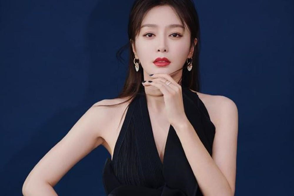 Tần Lam: Thành công của bộ phim Diên Hi công lược năm 2018 đã đưa Tần Lam trở thành cái tên nhận được nhiều sự quan tâm của người hâm mộ. Sự nghiệp khởi sắc nhưng đường tình duyên của mỹ nhân 38 tuổi vẫn lận đận. Tần Lam từng trải qua 2 mối tình, trong đó có chuyện tình với Huỳnh Hiểu Minh nhưng đều không có kết thúc đẹp. Cách đây không lâu, giới săn tin đồn thổi về việc cô và bạn diễn kém 7 tuổi trong Diên Hi Công Lược - Vương Quan Dật đang tìm hiểu. Sau đó, mỹ nhân 38 tuổi lại dính tin đồn hẹn hò với đàn em Âu Hào. Chính Tần Lam đã lên tiếng phủ nhận những nghi vấn tình cảm này.