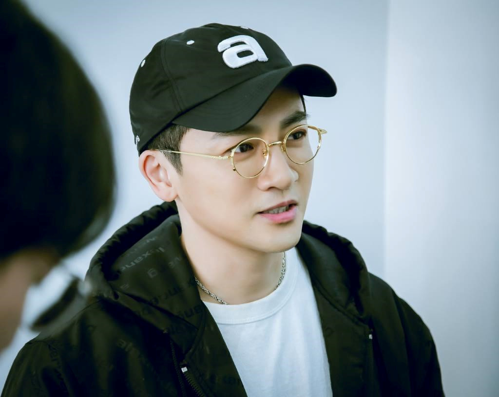 Tô Hữu Bằng: Trong dàn sao nổi lên từ phim Hoàn Châu cách cách năm nào, “Ngũ a ca” Tô Hữu Bằng là người duy nhất vẫn còn đi về lẻ bóng. Triệu Vy, Lâm Tâm Như và Phạm Băng Băng đều "từ giã" hội độc thân. Sự nghiệp suôn sẻ, gia sản giàu có nhưng Tô Hữu Bằng chưa từng công khai người yêu. Nam diễn viên 46 tuổi từng thừa nhận rung động trước Triệu Vy khi hai người liên tục hợp tác qua 3 bộ phim. Tuy nhiên, lúc đó Triệu Vy đã có bạn trai. Theo báo chí, ngoài Triệu Vy, Tô Hữu Bằng còn từng phải lòng nữ diễn viên Cao Lộ khi đóng chung phim Công chúa bướng bỉnh (2005). Tài tử từng 3 lần cầu hôn người đẹp nhưng Cao Lộ đều từ chối. Hiện tại, Tô Hữu Bằng vẫn giữ kín đời sống riêng tư.