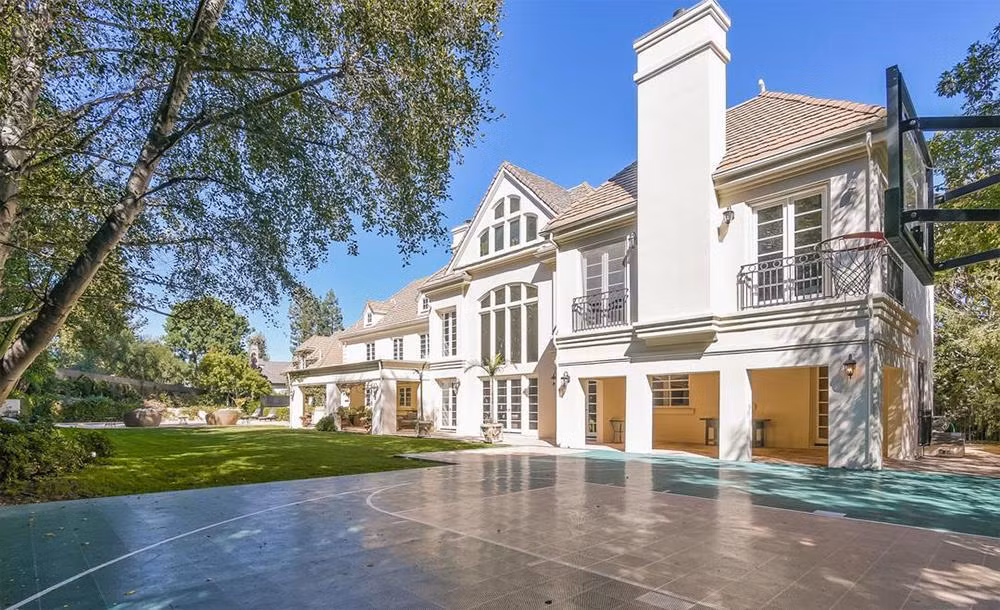 Khuôn viên biệt thự rộng lớn với các sân chơi thể thao.