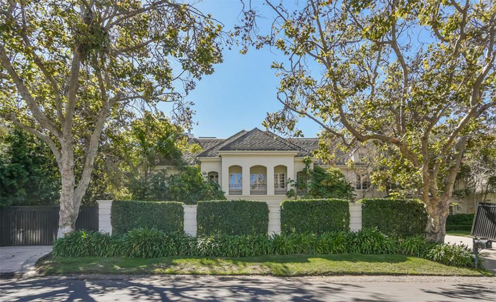 Biệt thự có tổng cộng 6 phòng ngủ và 7 phòng tắm. Đường dẫn vào cổng chính biệt thự được tô điểm bởi cảnh quan phong phú 2 bên.