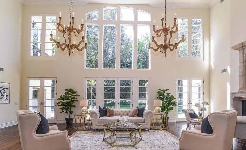 Những khung cửa sổ khổng lồ nơi phòng khách giúp biệt thự đón được nhiều ánh sáng tự nhiên hơn.