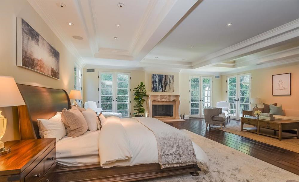 Phòng ngủ chính rộng rãi được thiết kế trang nhã, với những cách cửa mang phong cách Pháp mở ra ban công kiểu Juliet.