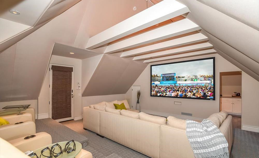 Rạp chiếu phim 3D trong nhà được trang bị đầy đủ với chỗ ngồi sang trọng, âm thanh chuyên nghiệp.