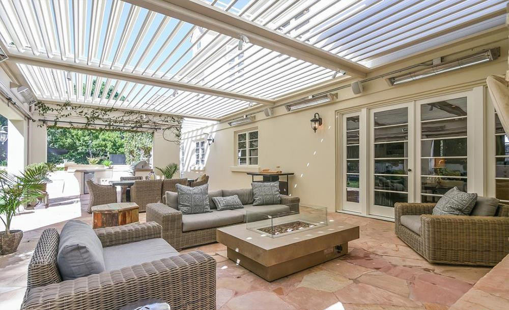 Không gian thư giãn ngoài trời chan hòa ánh nắng California, có đầy đủ những tiện nghi như lò sưởi, hố lửa, quầy bar và lò nướng thịt.