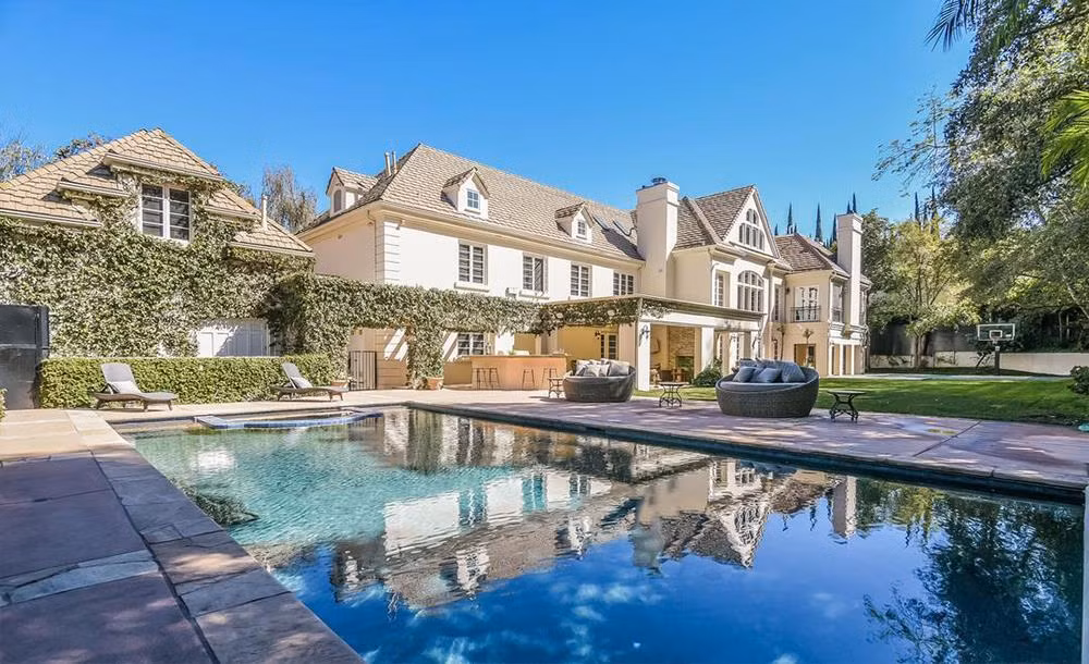 Avril Lavigne là nữ ca sĩ người Canada, nổi danh với các bản hit đình đám như Girlfriend, Complicated, Wish You Were Here... Hôn nhân của cô với Chad Kroeger kéo dài 2 năm, từ 2013 đến 2015. Biệt thự mà hai ngôi sao mua được xây vào năm 1989, có diện tích khoảng 950 m2. Sau cuộc ly hôn của vợ chồng Avril Lavigne, biệt thự lần đầu có mặt trên thị trường vào tháng 11/2018 với giá 7,9 triệu USD. Đầu năm nay, giá rao bán hạ xuống chỉ còn 7,5 triệu USD và gần nhất là 6,9 triệu USD.