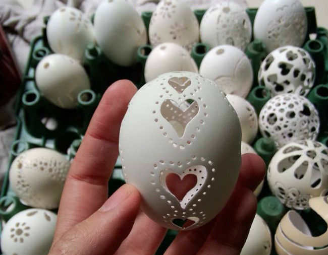 Vỏ trứng gà, vịt mỏng nên dễ vỡ hơn, còn trứng ngỗng đỡ hơn rất nhiều. Hơn nữa, trứng gà, vịt có ít diện tích để khắc nên chị chủ yếu khắc bán trứng ngỗng vừa thoải mái khắc mà vận chuyển đỡ lo bị vỡ. Khách hàng chủ yếu là giới trẻ đặt mua về làm quà tặng.