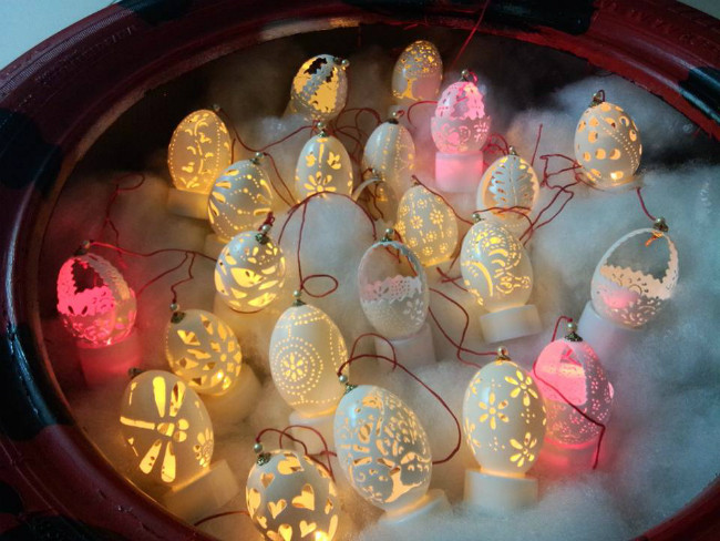 Dù có thành thạo, mỗi tuần chị chỉ làm được từ 1-2 quả là nhiều. Vì vỏ trứng khắc nghệ thuật hoàn thiện trải qua nhiều công đoạn và cẩn thận từng tý một. Theo chị, để có được vỏ trứng để khắc, người làm cần mua trứng về khoan 2 đầu, đổ ruột ra. Sau đó, vỏ trứng được đem đi vệ sinh, phơi khô mới bắt đầu phác hình rồi khắc theo. Công đoạn cuối cùng là ngâm chúng vào dung dịch axit để tẩy trắng cho đẹp mắt.