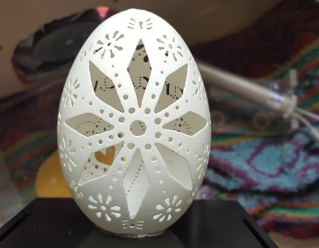 Sau đó, mọi người đặt hàng nhiều quá nên chị đầu tư nhiều hơn, chị Vinh đặt mua đế đèn led để trang trí các sản phẩm mình làm ra. “Tay nghề dần nâng cao, các chi tiết khắc lên vỏ trứng cũng sắc nét và mềm mại hơn rất nhiều so với ban đầu”, chị cho hay.