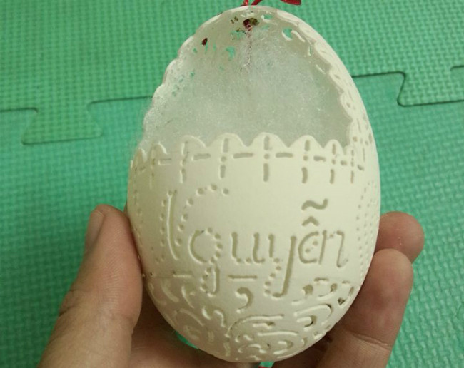 Tuy nhiên, trứng đà điều cần có mũi khoan chuyên dụng, dễ hỏng mũi khoan mà mua lại khó. Nên khách có đặt sản phẩm từ vỏ trứng này, chị cũng cần xem xét. Mỗi vỏ trứng hoàn thiện, chị bán giá dao động từ 60.000 – 1,5 triệu đồng, tùy từng vỏ trứng. Chị cho biết điều khó khăn nhất là khâu vận chuyển. “Vỏ trứng mỏng manh, dễ vỡ nên vận chuyển xa vỡ khá nhiều, mình lại phải đền cho khách. Vì thế, mình hạn chế nhận đơn ở tỉnh, chỉ nhận đơn ở Hà Nội và khuyến khích đến tận nơi lấy”, chị chia sẻ.