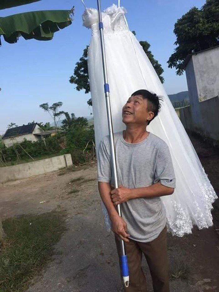 Kiem duoc con re, ong bo mang vay cuoi di khoe khap lang-Hinh-2