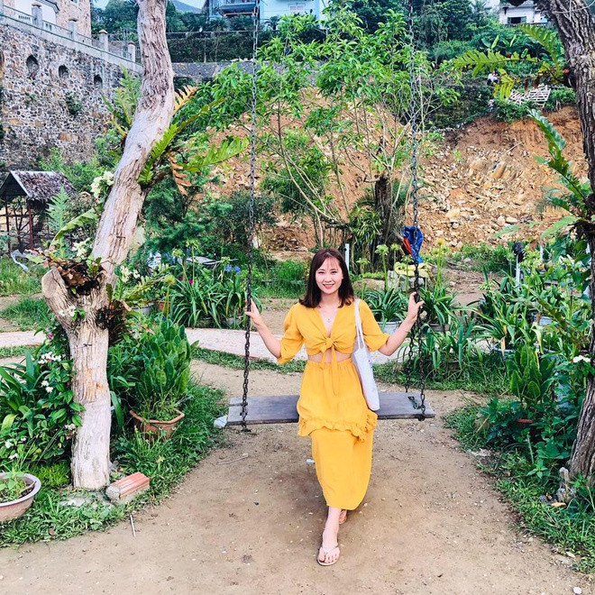 Đây là lần thứ 2 Phương góp mặt trong kỳ SEA Games. Để chuẩn bị cho SEA Games 30, nữ cung thủ cùng đồng đội đã nỗ lực tập luyện hết mình. Khác với hình ảnh quyết tâm, rơi mồ hôi, nước mắt trên sân thi đấu, ngoài đời, 9X có phong cách trẻ trung, nữ tính. Ảnh: FBNV.